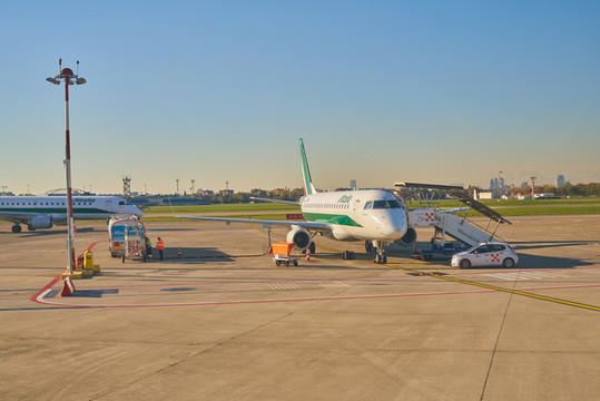 米蘭國際機(jī)場停機(jī)坪上的飛機(jī)