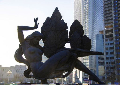 鞍山胜利广场女人与绿叶雕塑像