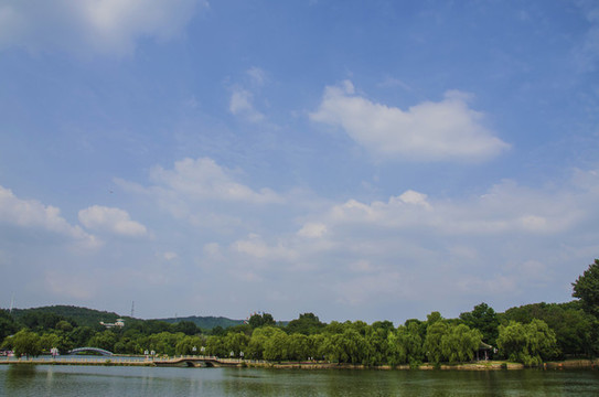 鞍山二一九公園勞動(dòng)湖與石橋涼亭