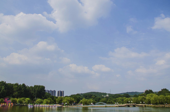 鞍山二一九公園勞動(dòng)湖與雙石橋