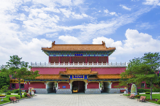 鞍山玉佛寺舍利堂與漫天白云