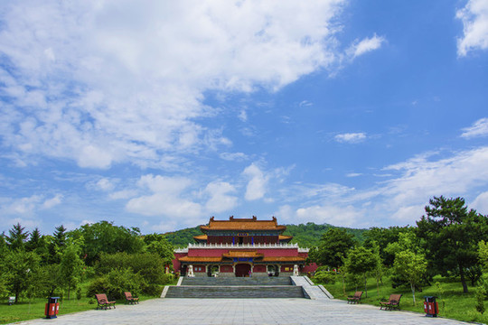 鞍山玉佛寺文殊殿與滿天白云