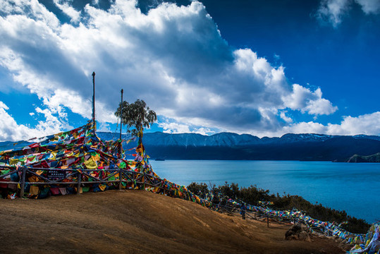 瀘沽湖經幡高清圖