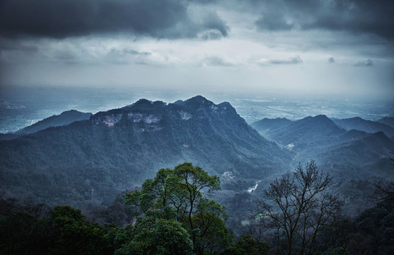 青城山遠(yuǎn)眺