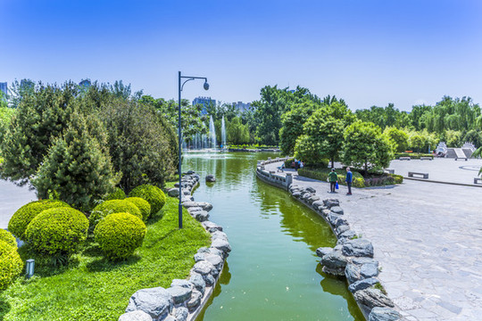 公園湖泊綠樹林