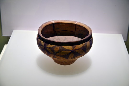 花瓣紋彩陶壺