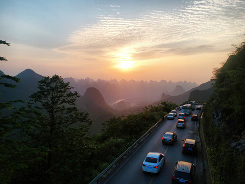 晚霞中的盤山公路