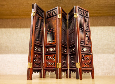 中式鏤空屏風(fēng)