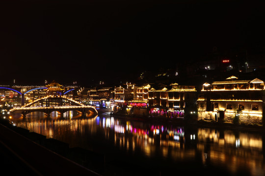 夜景古鎮(zhèn)建筑河水燈鳳凰古城