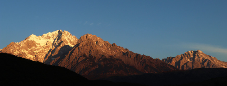 玉龍雪山積雪藍(lán)天高山夕陽朝陽