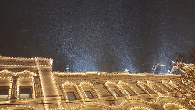 夜色中莫斯科古姆百貨大樓的小雪