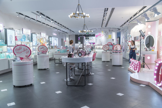 彩妝護(hù)膚品店內(nèi)景