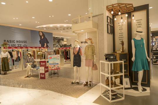 大型商場(chǎng)服裝專(zhuān)賣(mài)店