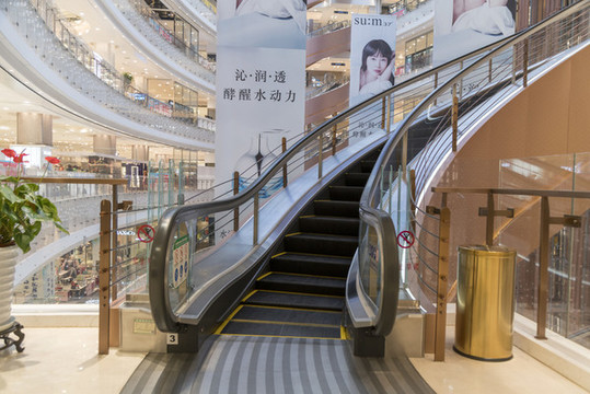商場旋轉(zhuǎn)電梯