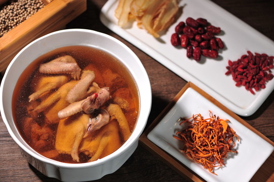 蟲(chóng)草花燉乳鴿