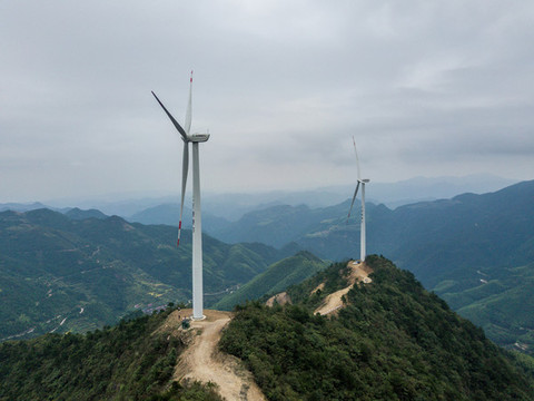 航拍浙江磐安山頂與風(fēng)力發(fā)電機(jī)