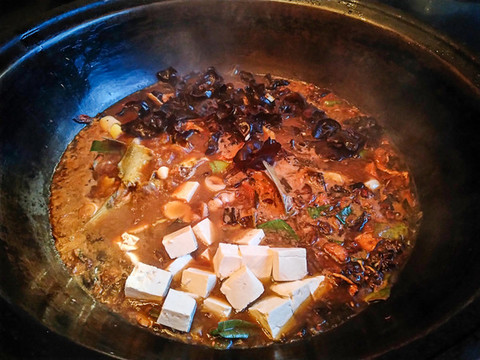 鐵鍋燉魚(yú)