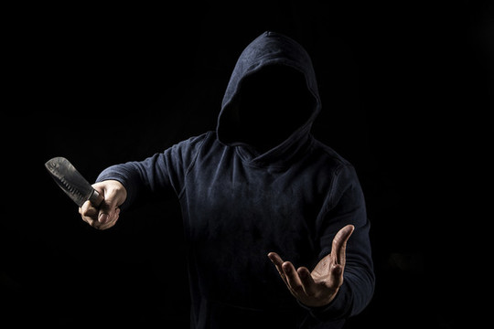 黑衣人拿著一把刀