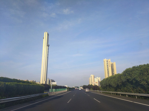 高速路兩旁廠房