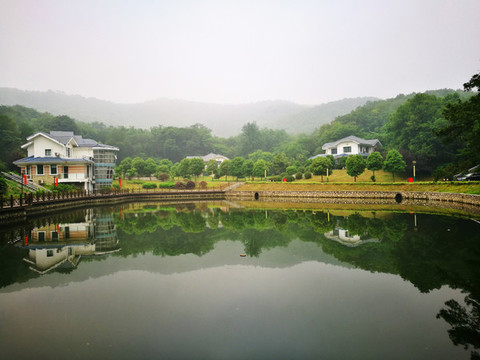 山區(qū)湖泊