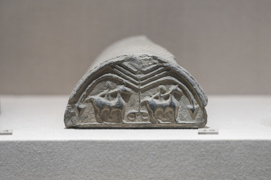 戰(zhàn)國(guó)樹(shù)木雙獸紋半瓦當(dāng)