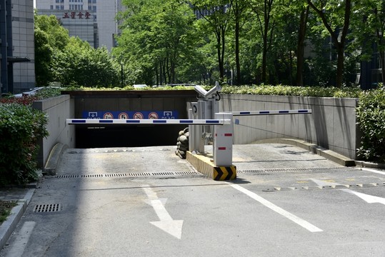 地下停車場出入口