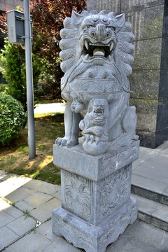 白色石獅子