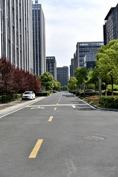 高樓中間的道路