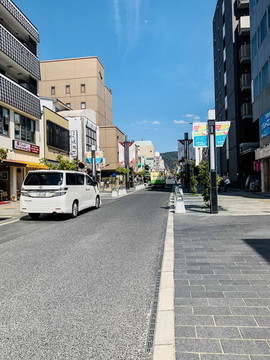 藍(lán)天下的街道