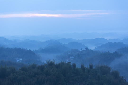 霧色山巒
