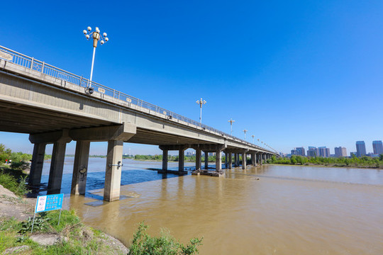 伊犁河大橋