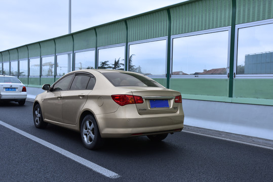公路上的家用轎車