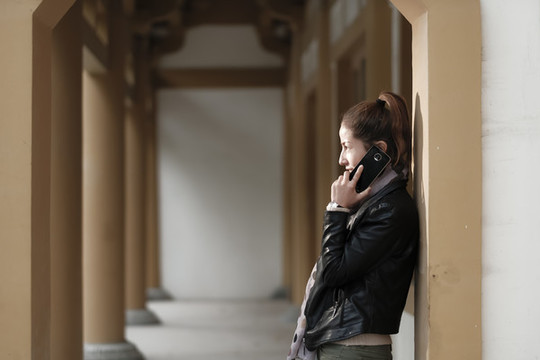 打電話(huà)的女孩