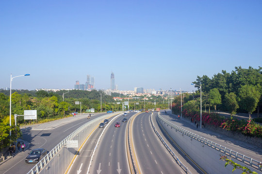 南寧鳳嶺南路車道