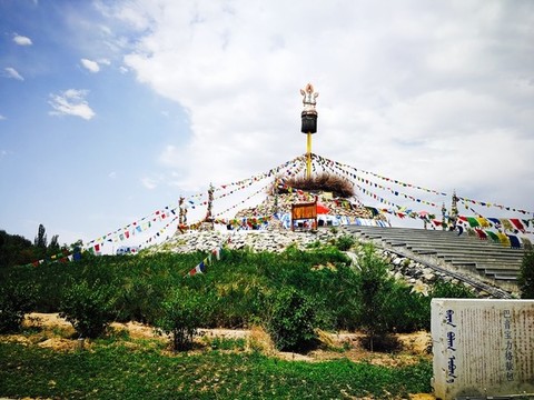 內(nèi)蒙古包頭賽汗塔拉城中草原敖包