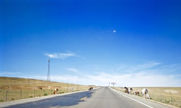 內(nèi)蒙古草原的道路和藍(lán)天白云