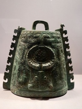 牛角獸面紋銅镈