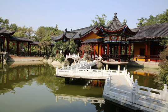 亭臺(tái)水榭九曲橋