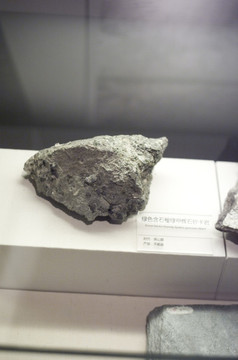 綠色含石榴綠簾輝石矽卡巖