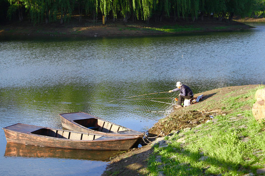 釣魚(yú)人與小船