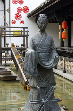 鳩茲古鎮(zhèn)一角人物雕塑