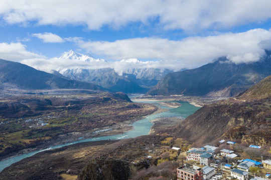 航拍南迦巴瓦峰雅魯藏布江大峽谷