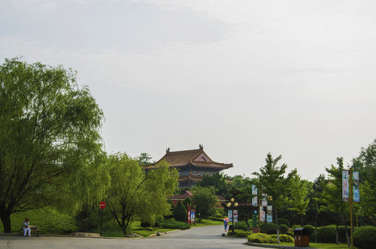 鞍山玉佛寺建筑與人行路