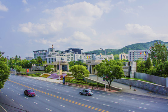 遼寧科技大學(xué)建筑群與門前公路