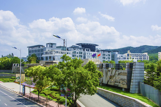 遼寧科技大學(xué)正門(mén)與校園建筑群