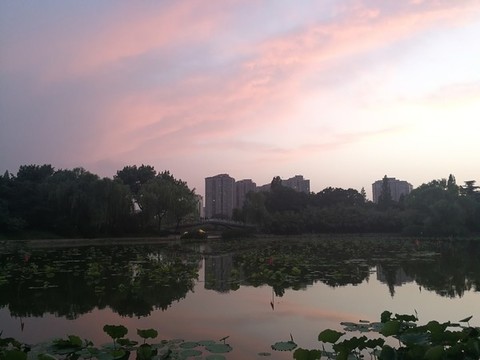 火燒云湖水