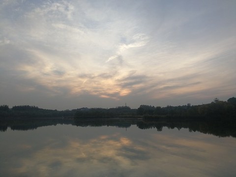 湖泊晚霞倒影