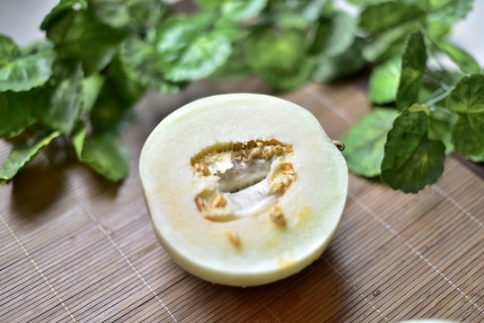 切開(kāi)新鮮甜瓜