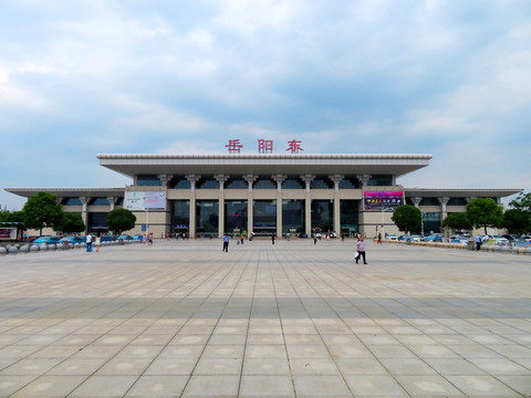岳陽(yáng)東站