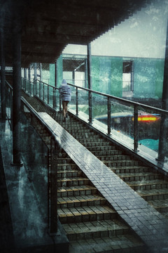 雨中人行天橋